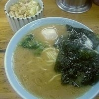 「ラーメン並(麺カタ)+味付けタマゴ+キャベチャー」@近藤家 本店の写真