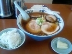 「ピリ辛ラーメン600円+大盛100円+ごはん100円」@ラーメンともえの写真