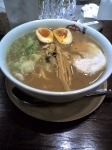 「竈くんたまラーメン」@つけ麺大臣 池袋西口店の写真