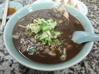 「ラーメン A.伝統の油こってり濃い口」@呑助飯店の写真