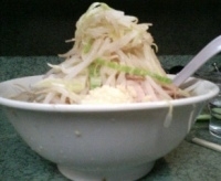 「小ラーメン 豚入り ヤサイマシマシニンニク」@ラーメン二郎 新宿小滝橋通り店の写真