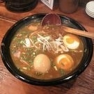 「加哩らーめん+味付玉子（期間限定）」@中華麺家 まんまるの写真