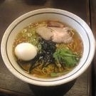 「丸らーめん+ダシ入り玉子（薄口醤油味）」@ら～めん のとやま 長後本店の写真