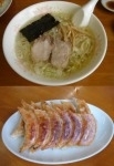 「塩ラーメン550円+ぎょうざ300円」@手打ちラーメン おかだの写真