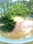 「中盛くきわかめラーメン+のり増し(味うすめ、脂少なめ)」@家系ラーメン やややの写真