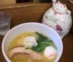 「らーめん（塩）温泉玉子入り」@めんやももの写真