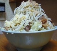 「豚増ラーメン 950円 麺ちょい増し 50円 ヤサイニンニク」@ラーメン富士丸 板橋南町店の写真