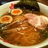 「正油らーめん 魚ダシ強め（魚粉入り） + 味玉 ￥730」@らーめん 本竈の写真