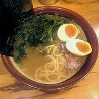 「中盛ラーメン+ほうれん草多め+味付玉子」@洞くつ家の写真