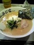 「家系とんこつラーメン（脂薄め）￥390」@らーめん ふじ家の写真