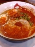 「こってり赤+煮卵」@串・らーめん 紅丸家の写真