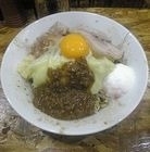 「まぜそば+チーズ+インド（先のせ）+魚粉（後のせ）+温玉+無料ト」@ジャンクガレッジ 東大宮店の写真