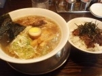 「ラーメンセットA（醤油らーめん+チャーシュー丼）大盛（硬め）」@七匹の子ぶた 浦和店の写真