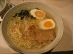 「塩玉らーめん+伊達鶏のオヤコ丼」@ひるがお 新宿御苑店の写真
