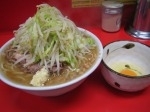 「小豚 750円 + 生卵 50円 （にんにく、野菜）」@ラーメン二郎 神田神保町店の写真