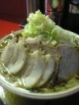 「ラーメン豚入り（￥800）+野菜多め+ニンニク」@ラーメン遊の写真