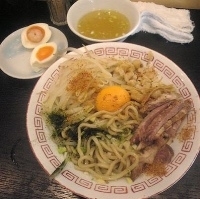 「塩まぜまぜソバ（スープ付き）+塩玉」@ひるがおの写真