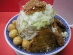 「チャーシュー裏ふじ麺（300g）ニンニクマシ￥950 野菜タワー」@獅子王の写真