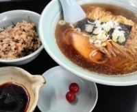 「支那そば￥500+炊き込みご飯（サービス）」@支那そば 神田味の関所 丸高 本店の写真