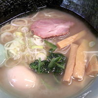 「ラーメン 590円 味付け卵 80円 メンマ 100円 のり5枚」@ラーメン山岡家 浜松有玉店の写真
