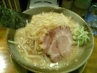 「もやしらーめん大盛（細め+固め+醤油）」@らあ麺 やったる 新宿店の写真