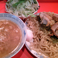 「ブタ玉子入りざるラーメン 900円 大盛 100円 ヤサイマシマ」@ラーメン二郎 府中店の写真