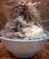 「ラーメン（大）780円 豚増し150円 魚粉50円 チーズ50円」@ジャンクガレッジ 東大宮店の写真