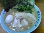 「ラーメン+味玉」@横浜ラーメン 山賊の写真
