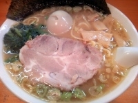 「らーめん 600円 中盛 100円 味付け玉子（半熟） 100円」@雅の写真