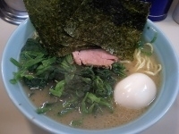 「ラーメン（麺硬め）+半熟味付玉子+ホウレンソウ」@らーめん武蔵家 千葉本店の写真