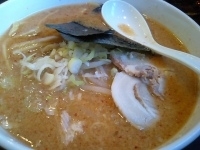 「ハッスル味噌うま辛ラーメン+サービスランチ（餃子3個+小ライス）」@ハッスルラーメンホンマ 篠崎店の写真