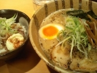 「ラーメン（白濁ニンニク油）+チャーシュー飯」@麺屋青山 臼井店の写真