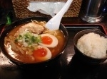 「とくせいラーメン・味玉半分・半ライス 800円コース」@中華そば ことぶきやの写真