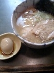 「醤油ラーメン 卵」@風来居 新宿店の写真