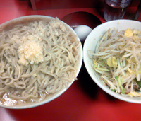 「大ラーメン 650円 （麺マシ） 生たまご 50円 ヤサイニンニ」@ラーメン二郎 桜台駅前店の写真