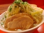 「ラーメン豚2枚入り 麺マシ カタメ ヤサイ ニンニク ネギ アブ」@ちばからの写真