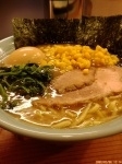 「コーンラーメン（中盛+玉子）850円+100円=950円」@横浜家系ラーメン やややの写真