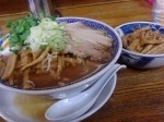 「ラーメン（中盛+小ブタ+メンマ+味チョイ濃いめ、麺カタメ） 65」@明心角ふじの写真