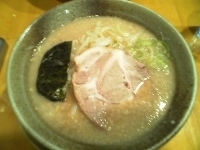 「らーめん・醤油・太麺・大盛（￥650）」@らあ麺 やったる 新宿店の写真