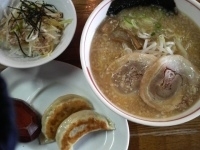 「Aセット（ラーメン、餃子2個、ネギチャーシュー丼）太麺￥700」@メガらーめんの写真