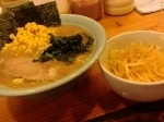 「コーンラーメン（中盛+ネギ、アブラ少なめ）850円+200円=1」@横浜家系ラーメン やややの写真