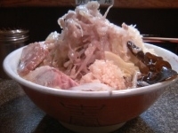 「らーめん大盛650円 ヤサイ多めにんにくアブラ多めタマネギ多め 」@どっと屋の写真