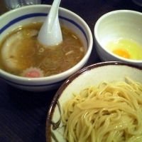 「つけめん（中）+生卵」@大勝軒 十五夜 新宿御苑店の写真