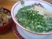 「ネギいっぱいラーメン+ミニチャーシュー丼」@とんこつらぁめん○金の写真