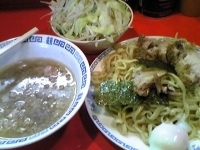 「ブタ玉子入りザルラーメン にんにく野菜」@ラーメン二郎 府中店の写真