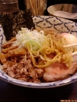 「油そば（大盛+温玉）700円+100円+100円=900円」@兎に角 松戸店の写真