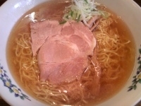 「ラーメン（醤油） 700円 中盛 100円」@雷文の写真