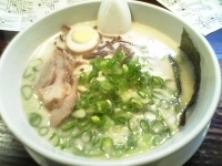 「らーめん（￥500）+替え玉（バリカタ）」@博多天神 新宿御苑店の写真