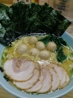 「チャーシューメン中盛（値段失念）アブラ多め、麺軟らかめ+うずらの」@横浜ラーメン 湘家 江木店の写真