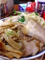 「ラーメン大盛 麺カタメ+バカブタ 650円+100円+300円=」@明心角ふじの写真